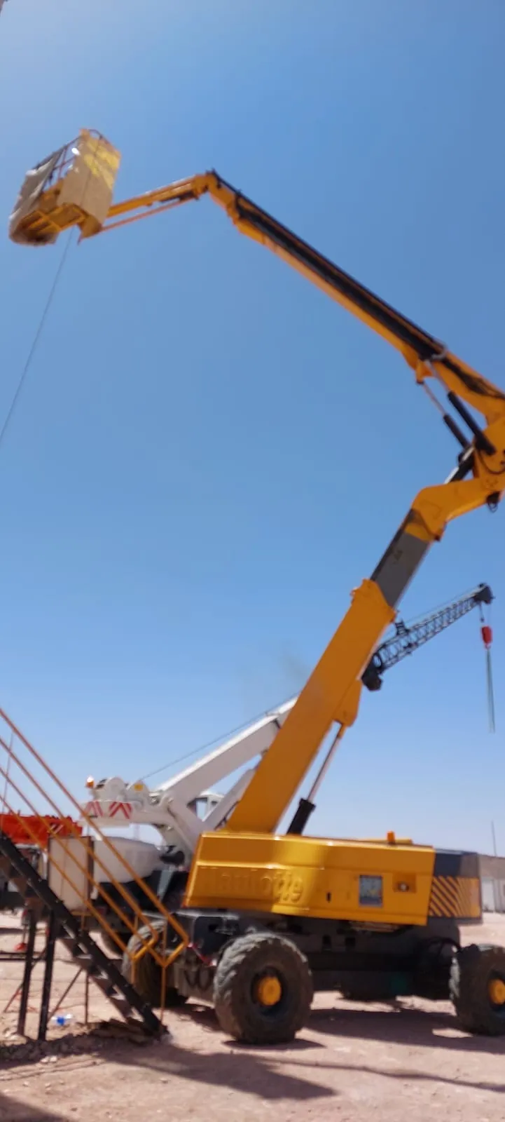 Liebherr MK 88 : grue mobile de construction pour chantiers urbains et industriels