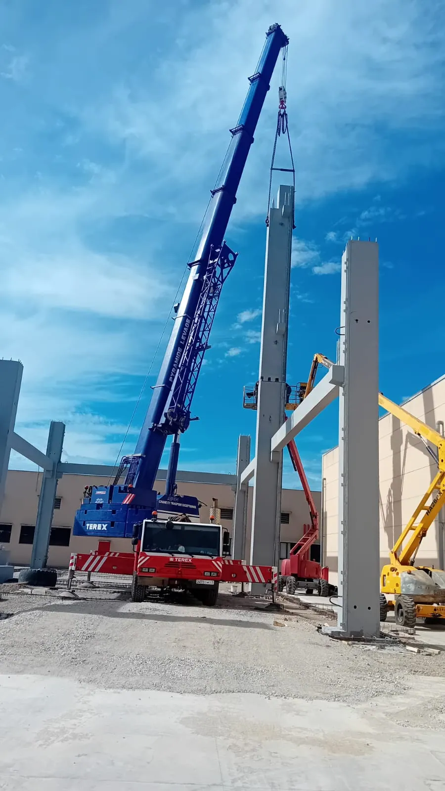 Monter une charpente métallique à la grue mobile : méthode et pièges